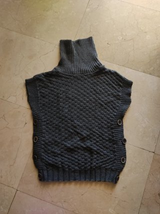 Jersey cuello alto sin mangas gris