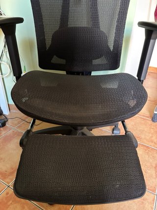 Silla de oficina ergonómica con reposapiés