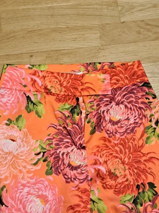 Pantalones anchos florales naranjas y rosas