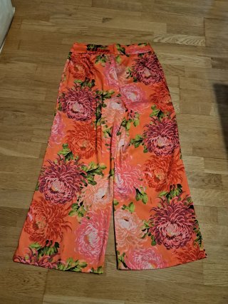 Pantalones anchos florales naranjas y rosas