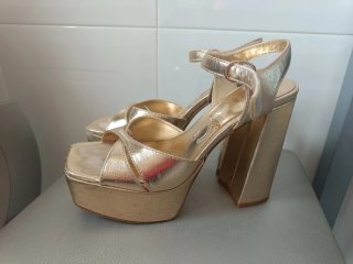 Zapatos de tacón dorados plataforma