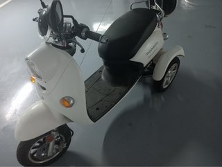 Moto 3 Ruedas Veloco Eléctrica Blanca