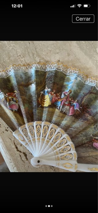 Elegante abanico con detalles dorados