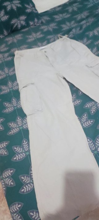 Pantalón cargo Bershka beige mujer