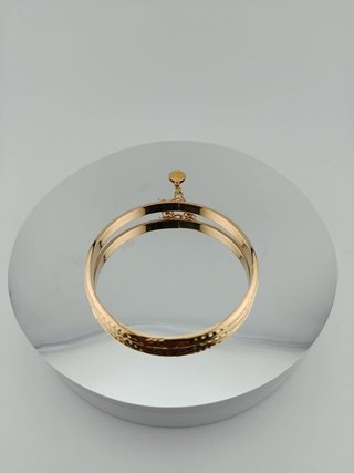 Pulsera dorada con grabado
