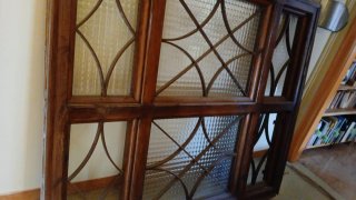 Ventana vintage de madera y forja