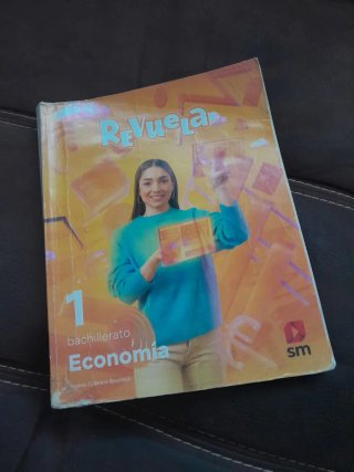 2Libros de 1 de bachillerato, historia y economia