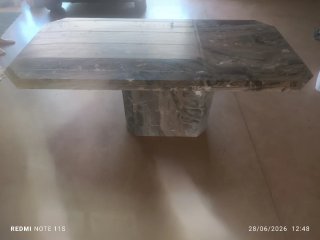 Mesa de mármol con pie