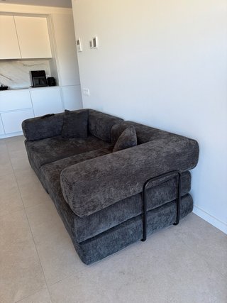 Sofá cama amplio gris oscuro