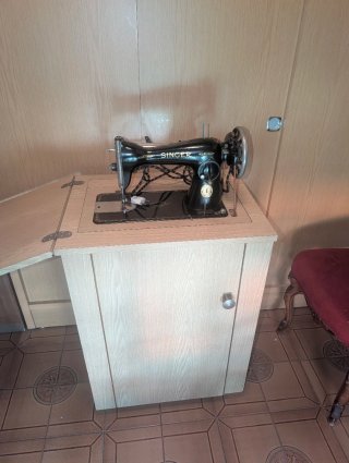 Mueble Singer con Máquina de Coser Antigua