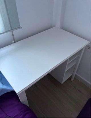 Scrivania in legno bianco con mensole