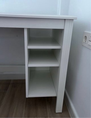 Scrivania in legno bianco con mensole