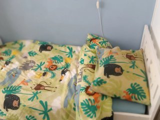Cama infantil blanca con barrera
