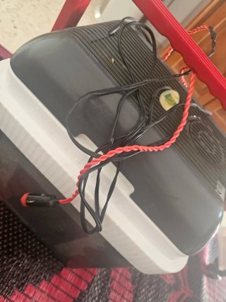 Nevera portátil con asa roja