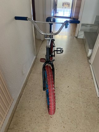 Bicicleta BMX negra sin frenos