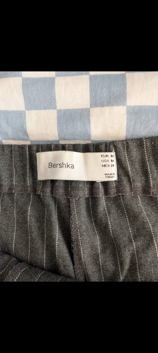 Falda pantalón gris con rayas blancas.