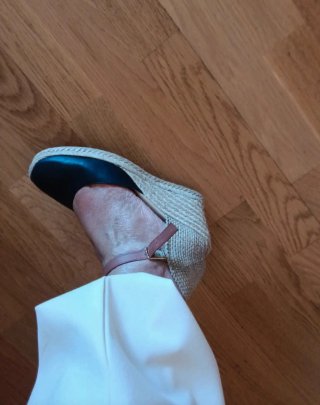 Sandalias cuña beige y negro