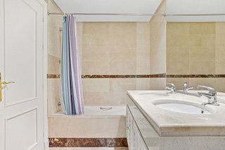 Piso en venta en Los Naranjos en Marbella