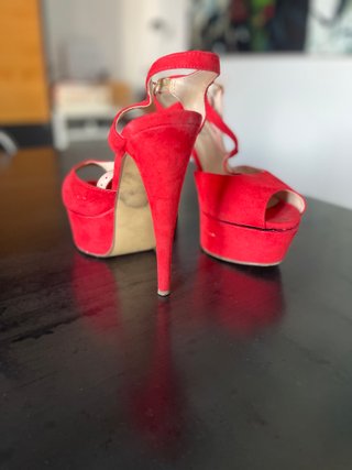 Sandali rossi con plateau e tacco alto