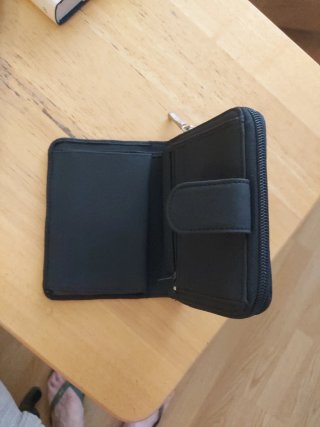 Cartera monedero negra con logo gdc