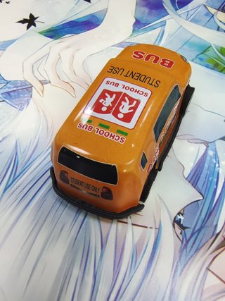 Autobús escolar de juguete naranja