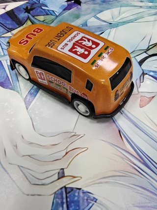 Autobús escolar de juguete naranja