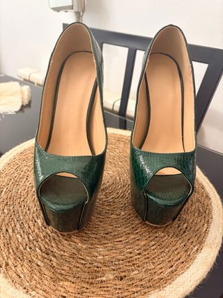 Zapatos de tacón verde con plataforma