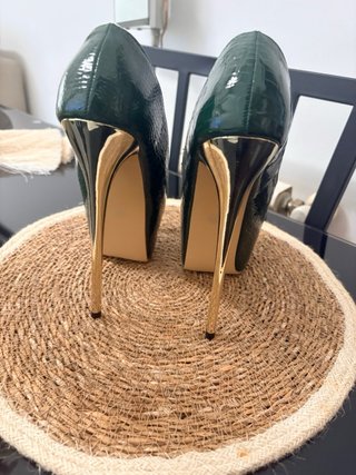 Zapatos de tacón verde con plataforma
