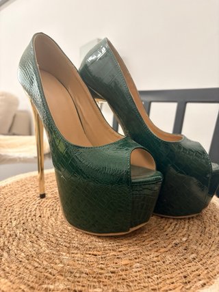 Zapatos de tacón verde con plataforma