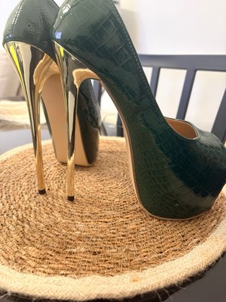 Zapatos de tacón verde con plataforma