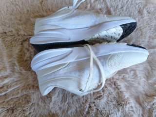 Zapatillas Nike Blancas y Doradas