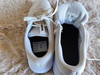 Zapatillas Nike Blancas y Doradas