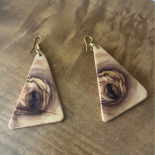 Pendientes de madera triangulares