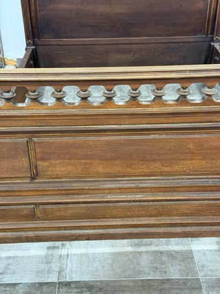 Cama de madera antigua