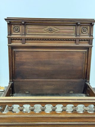 Cama de madera antigua
