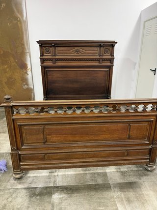 Cama de madera antigua