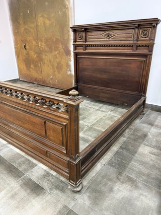 Cama de madera antigua