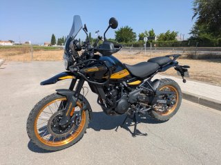 Royal Enfield Himalayan 450 Negra/Dorada