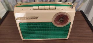 Radio Portátil Invicta Beige y Verde