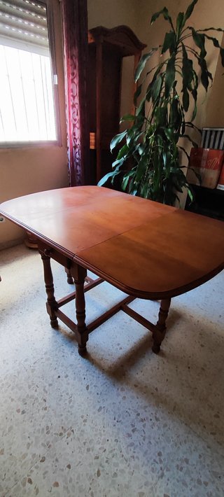 Mesa abatible de madera con cajón