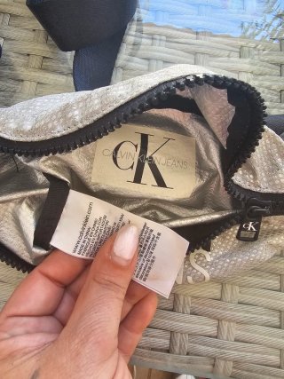 Riñonera Calvin Klein plateada