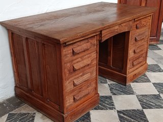 Escritorio madera clásico bien conservado