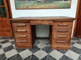 Escritorio madera clásico bien conservado