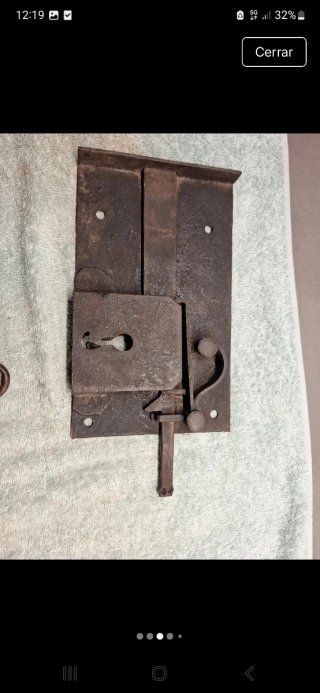 Antigua cerradura de hierro forjado con llave