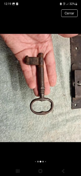 Antigua cerradura de hierro forjado con llave