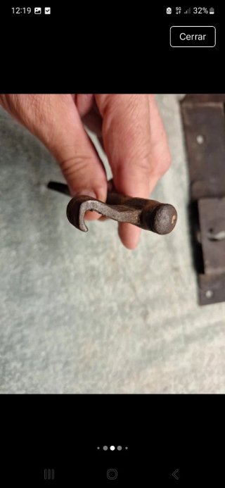 Antigua cerradura de hierro forjado con llave