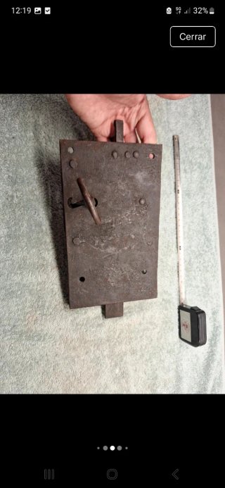 Antigua cerradura de hierro forjado con llave