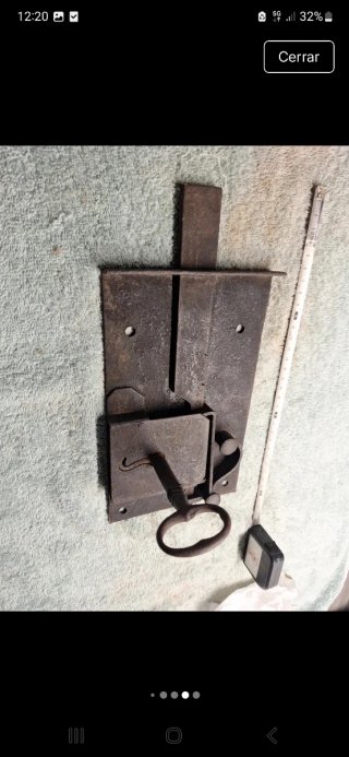 Antigua cerradura de hierro forjado con llave