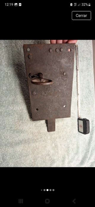 Antigua cerradura de hierro forjado con llave