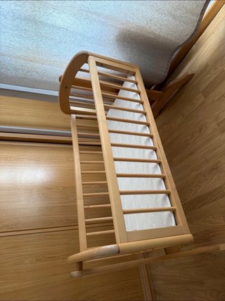 Cuna de madera + 2 juegos de sábanas